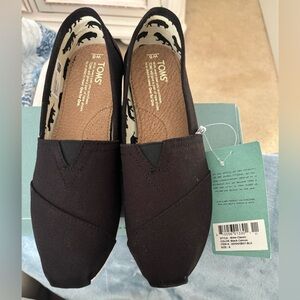 TOMS women’s classic black canvas size 8 new in box